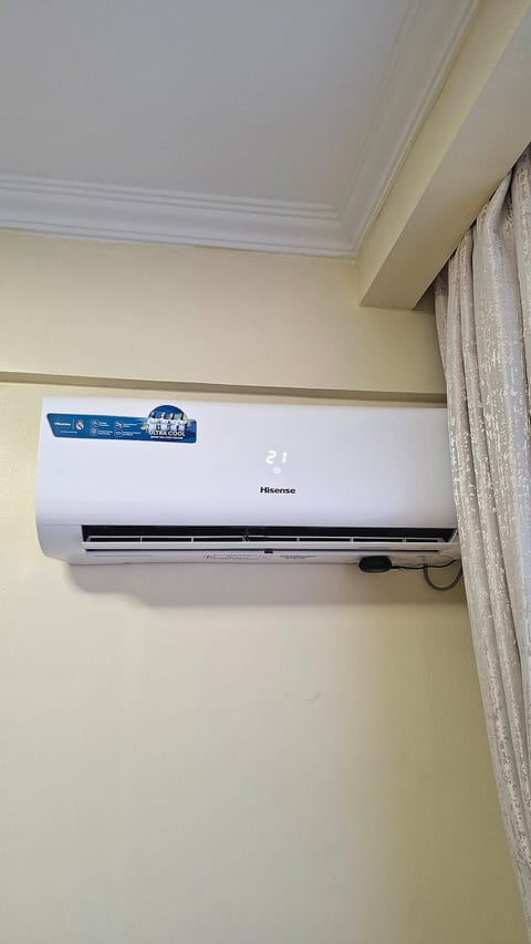 The bedroom features a quiet air conditioner, ideal for cooling the room during the night for a restful and comfortable stay.