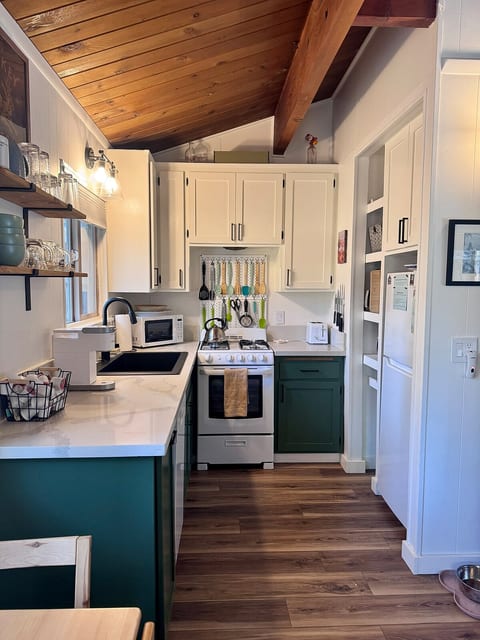 Jackalope Hideout * Cozy lil’ Cabin * Dog Friendly