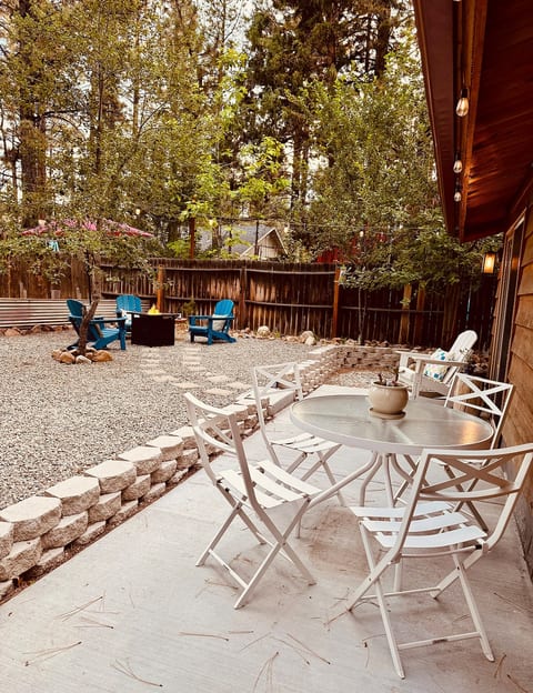 Spacious, fully fenced backyard with outdoor dining, a BBQ, and a cozy fire pit. Ideal for grilling, relaxing under the lights, and letting your dog roam safely after a day exploring Big Bear.
