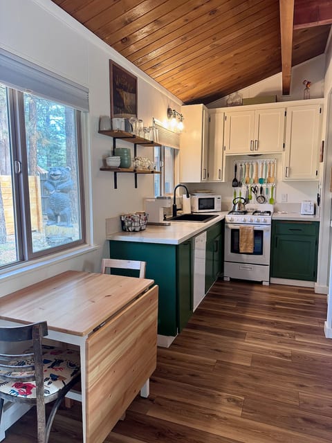 The cabin’s quaint kitchen is fully stocked with pots, pans, spices, dishes, and essential cookware. Everything you need to prepare a cozy breakfast or a homemade dinner after a day in the mountains.