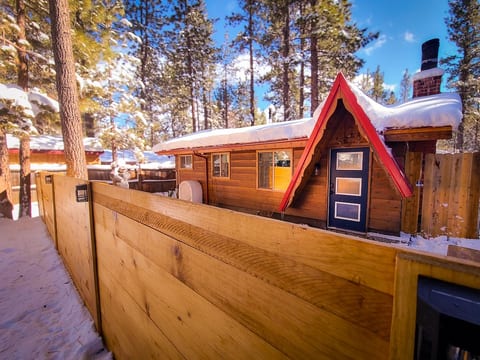 Welcome to Jackalope Hideout! Surrounded by tall pines, the cabin offers a quiet, tucked away feel the moment you arrive. You’ll notice a sense of privacy and calm, setting the tone for a relaxed mountain stay and an easy escape from everyday noise.