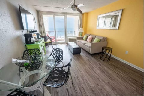 Enjoy views of the Ocean From the Living/Dining Room!