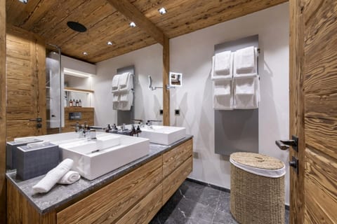 Chalet Brussel Retreat with Charming Views