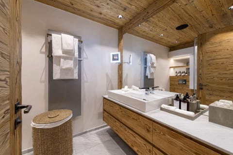 Chalet Brussel Retreat with Charming Views