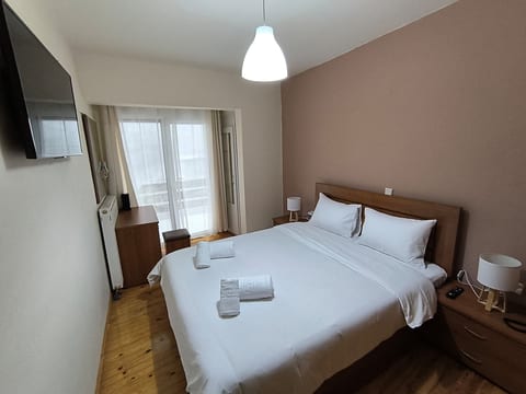 Large bedroom with Double King Size bed TV and Router for high performance WiFi internet connection.