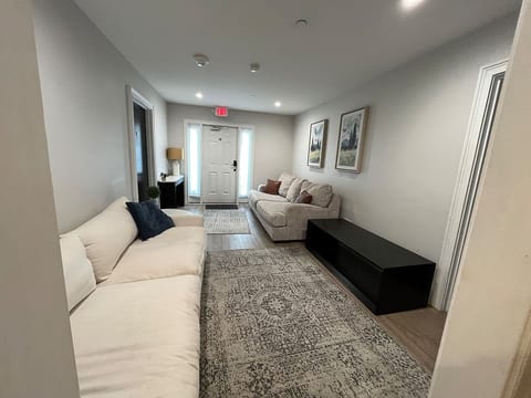 7BR Big Group & Crew Home–WiFi, Parking, Sleeps 20