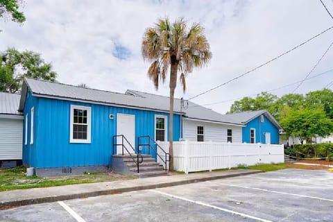 7BR Big Group & Crew Home–WiFi, Parking, Sleeps 20