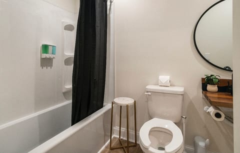 2 Queen Beds-Bath-TV-10m Boeing/Airport/Downtwn 2C