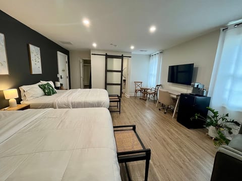 2 Queen Beds-Bath-TV-10m Boeing/Airport/Downtwn 2C image 1