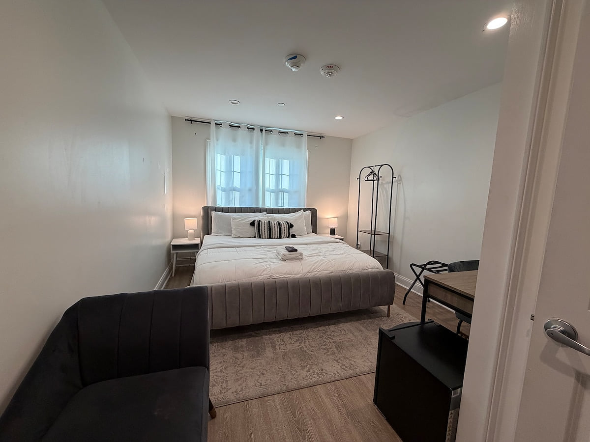 2A King Private Bath-10 min Boeing/Airport