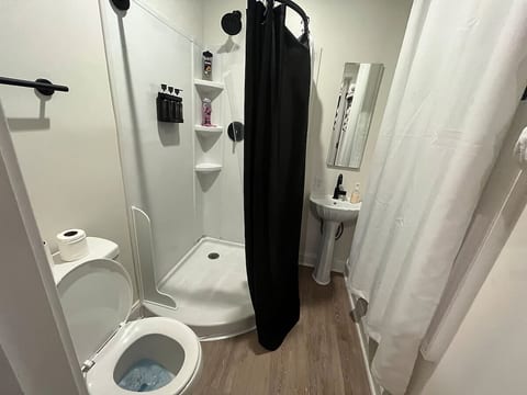 Queen Private Bath-TV 5 min Coliseum/10 min 3A