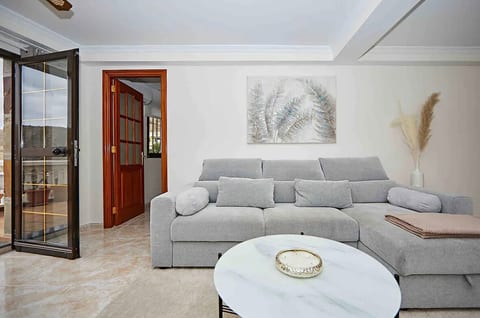 Modern apartment in Loma Dos.