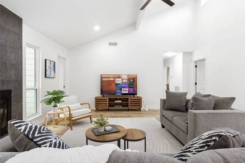 Remodeled Modern | Pet Friendly |Office