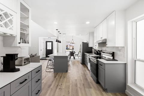 Remodeled Modern | Pet Friendly |Office