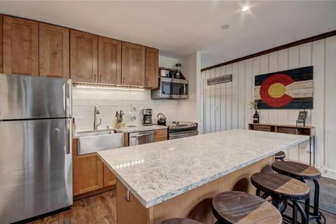 Walk to Lifts & Main St Condo