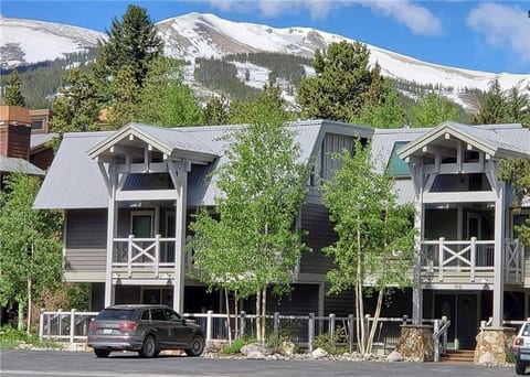 Walk to Lifts & Main St Condo