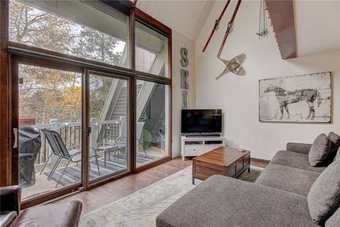 Walk to Lifts & Main St Condo