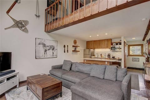 Walk to Lifts & Main St Condo