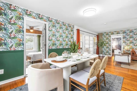 Gather and dine in comfort! Our dining area offers plush seating, conveniently located just steps away from the living room—perfect for meals and chats in a cozy setting.