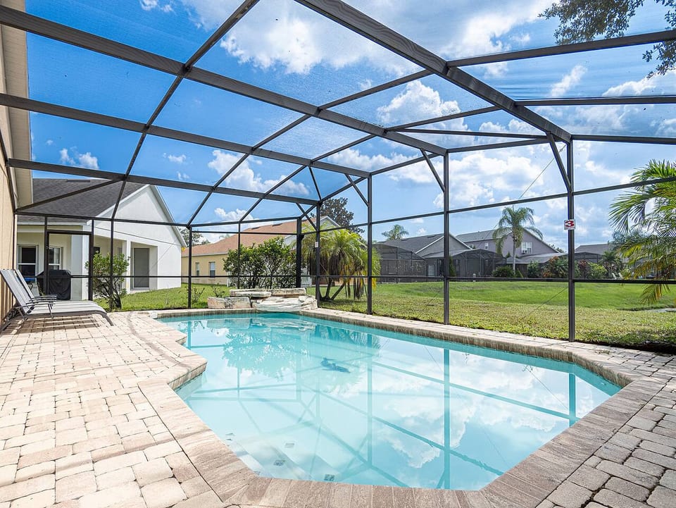 Lakefront 3BR w/ private pool, gated community - Kissimmee