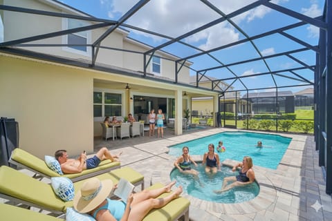 Resort-style screened pool, spa & outdoor dining for the whole group