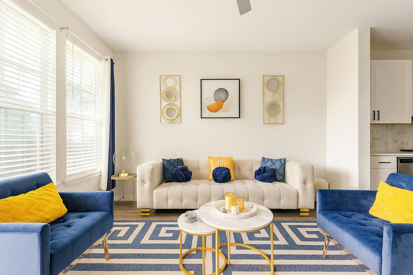 Chic 1BR • Pool, Gym • Close to Downtown