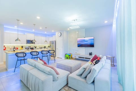 Close to the parks! 5bd/4ba home & pool in resort