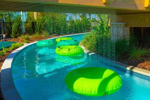 Close to the parks! 5bd/4ba home & pool in resort