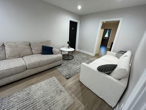 4 Rooms 9 Beds 2 Baths-Sleeps 14-Share Apt-10m chs