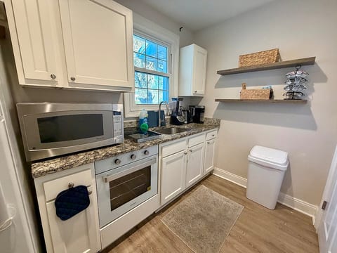 6BR Crew Stay | Kitchen | Parking | Near I-26 - C