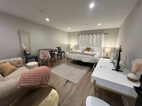 2 Rooms | 3 Kings 1 Bth, Kitchen, 10mn Boeing image 2