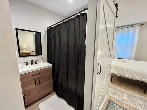 7E Queen w Bath 10 min Airport/Boeing/Peninsula image 2