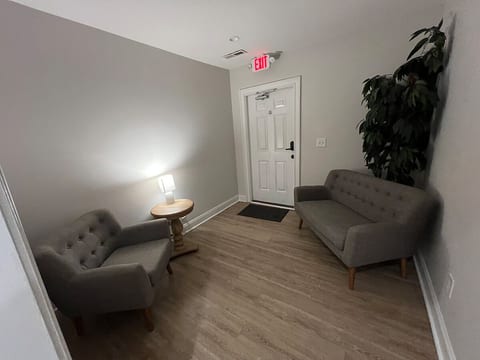 1B King Private Bath-TV-5 min Coliseum/10m Airport image 3