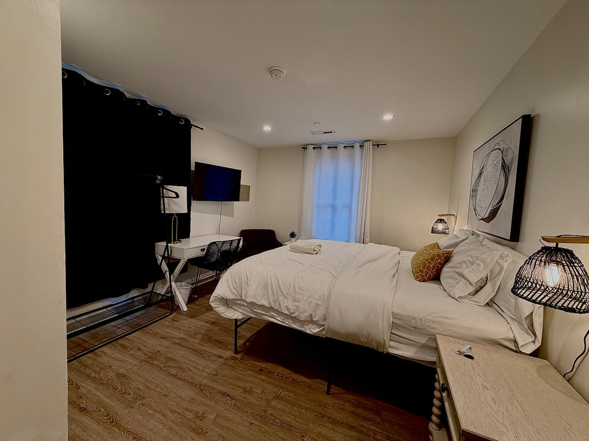 1B King Private Bath-TV-5 min Coliseum/10m Airport