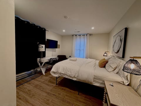 1B King Private Bath-TV-5 min Coliseum/10m Airport image 1