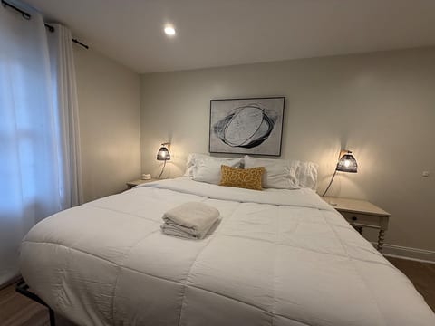1B King Private Bath-TV-5 min Coliseum/10m Airport image 2