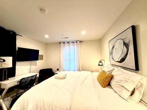 1B King Private Bath-TV-5 min Coliseum/10m Airport image 5