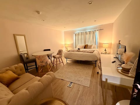 Sleeps 50 | 19 Room 26 Bed & 13 Bath - 10mn Boeing image 5