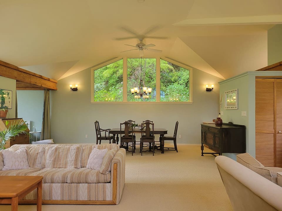 Retiro en la selva relajante de 1 habitación + estudio con patio - Bowen Island