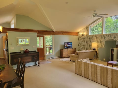 Relaxing 1 bdr + den rainforest retreat with patio