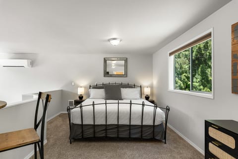 Stylish Escape on Stunning Lake Cavanaugh