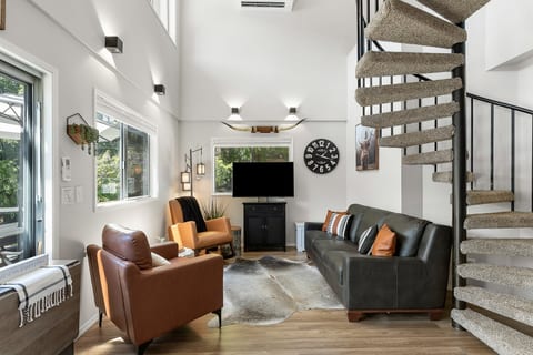 Stylish Escape on Stunning Lake Cavanaugh