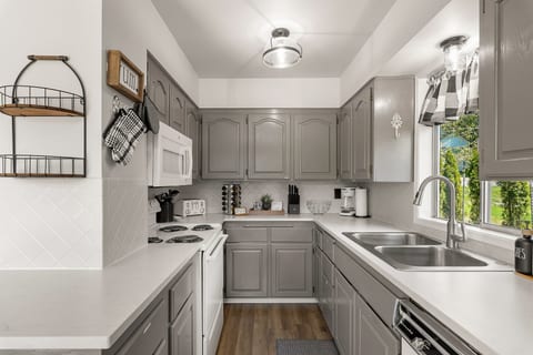 Stylish Escape on Stunning Lake Cavanaugh