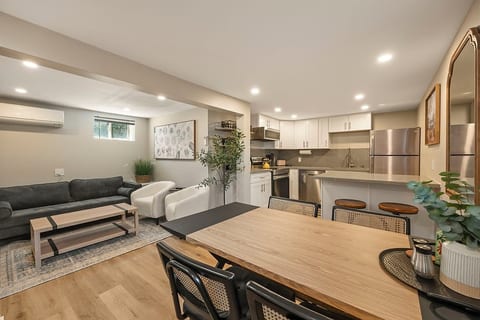 All-Inclusive Modern 2BR Apartment image 1