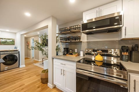 All-Inclusive Modern 2BR Apartment