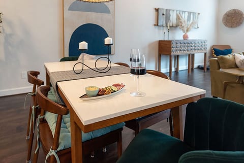 Seating for 6 at the dining table