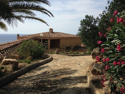 Stunning sea view villa w/private pool - 5 minutes from the beach!