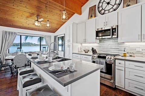 Lakefront, Sleeps 12+,dock,boat parking,EV charger image 4