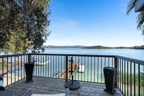 Lakefront, Sleeps 12+,dock,boat parking,EV charger image 2