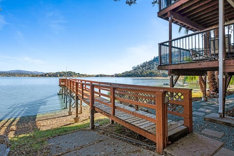 Lakefront, Sleeps 12+,dock,boat parking,EV charger image 5